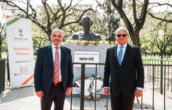 El Sr. Jaideep Mazumder, Secretario en el Ministerio de Relaciones Exteriores realizó una ofrenda floral a los bustos de Mahatma Gandhi y de Gurudev Tagore en Buenos Aires