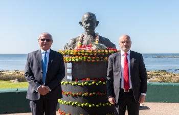 El Sr. Jaideep Mazumder, Secretario del Ministerio de Relaciones Exteriores de la India, comenzó su visita oficial a Uruguay, junto al Embajador Dinesh Bhatia, ambos rindieron homenaje al busto de Mahatma Gandhi en Montevideo