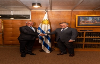 El secretario Jaideep Mazumder del Ministerio de Relaciones Exteriores de la India, junto con el Embajador Dinesh Bhatia, visitaron a Omar Paganini, ministro del Ministerio de Relaciones Exteriores de Uruguay