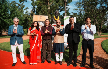 Ambassador Dinesh Bhatia, joined by Leonardo Cifelli, Culture Secretary, paid floral tributes to Gurudev Rabindranath Tagore