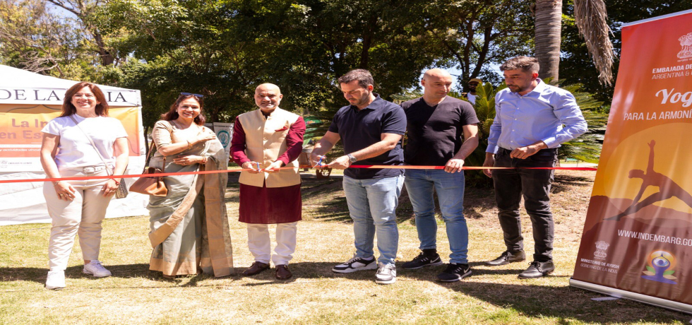 Amb assador Dinesh Bhatia, with Mayor Ariel Sujarchuk of Escobar , inaugurated ‘India in Escobar’ festival at Plaza El Dorado on 22 December 2024